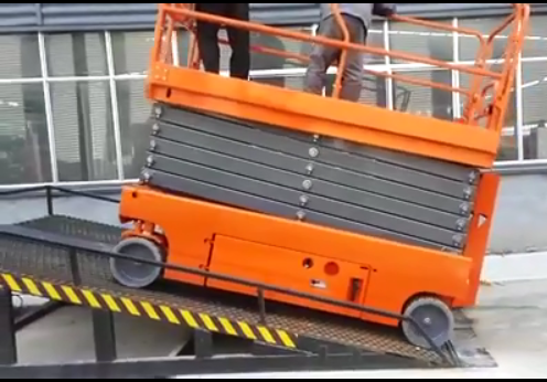 全自行式升降平臺(tái)